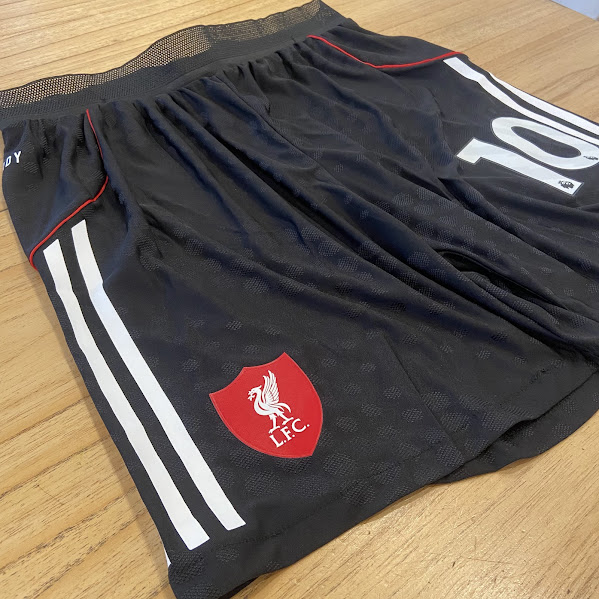 SHORT LIVERPOOL NEGRO - 25/26 - NUMERO 1O 2