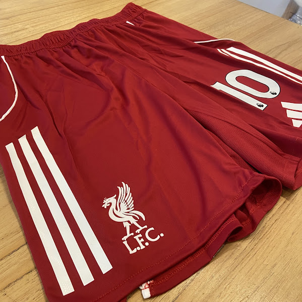 SHORT LIVERPOOL ROJO - 25/26 - NUMERO 1O 2