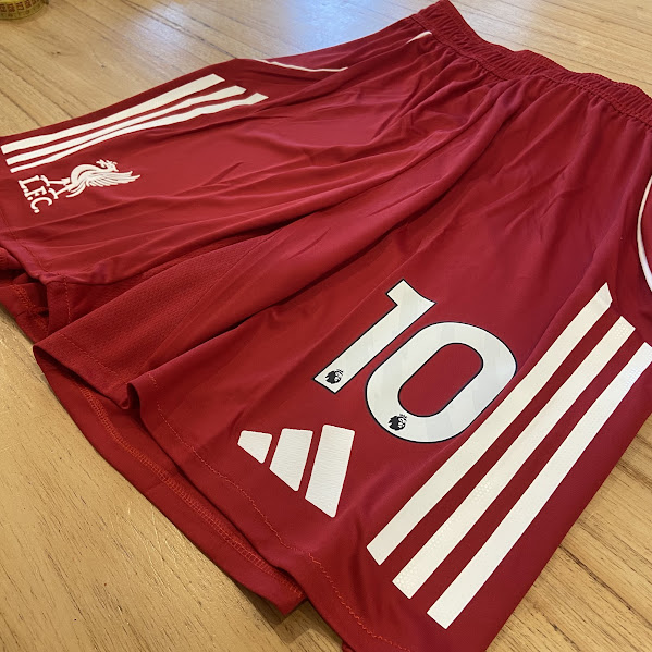 SHORT LIVERPOOL ROJO - 25/26 - NUMERO 1O 3